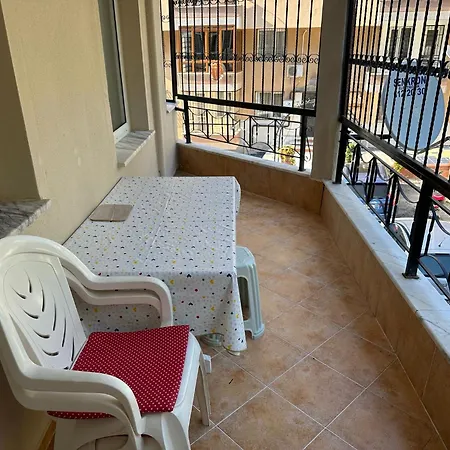 Kusadasi'nda Sahile 200 Metre Kusadası
